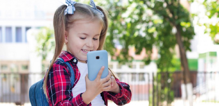Escolas buscam soluções para regular o uso de celular pelos alunos