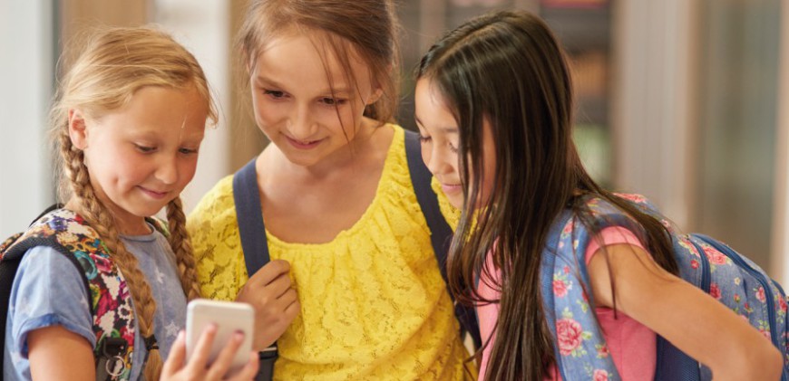 Proibição de celular na escola é bem-vinda, mas não é suficiente